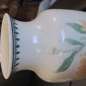 Vintage Chinese porcelain flowers vase